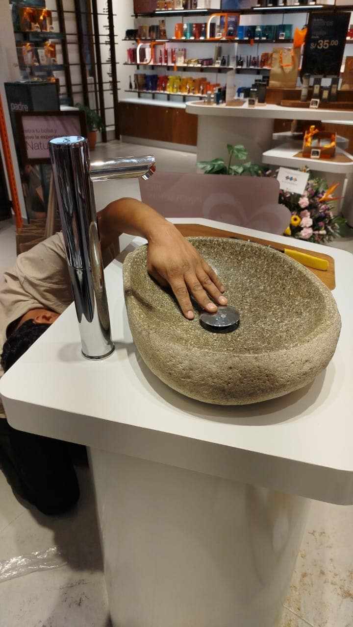 Ovalines de piedra de río artesanales fabricados en Perú para baños rústicos de lujo