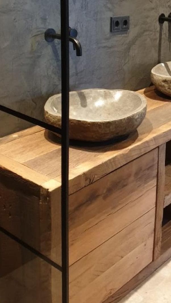 Soporte de madera maciza reforzada diseñado para aguantar el peso de un lavatorio de piedra natural.