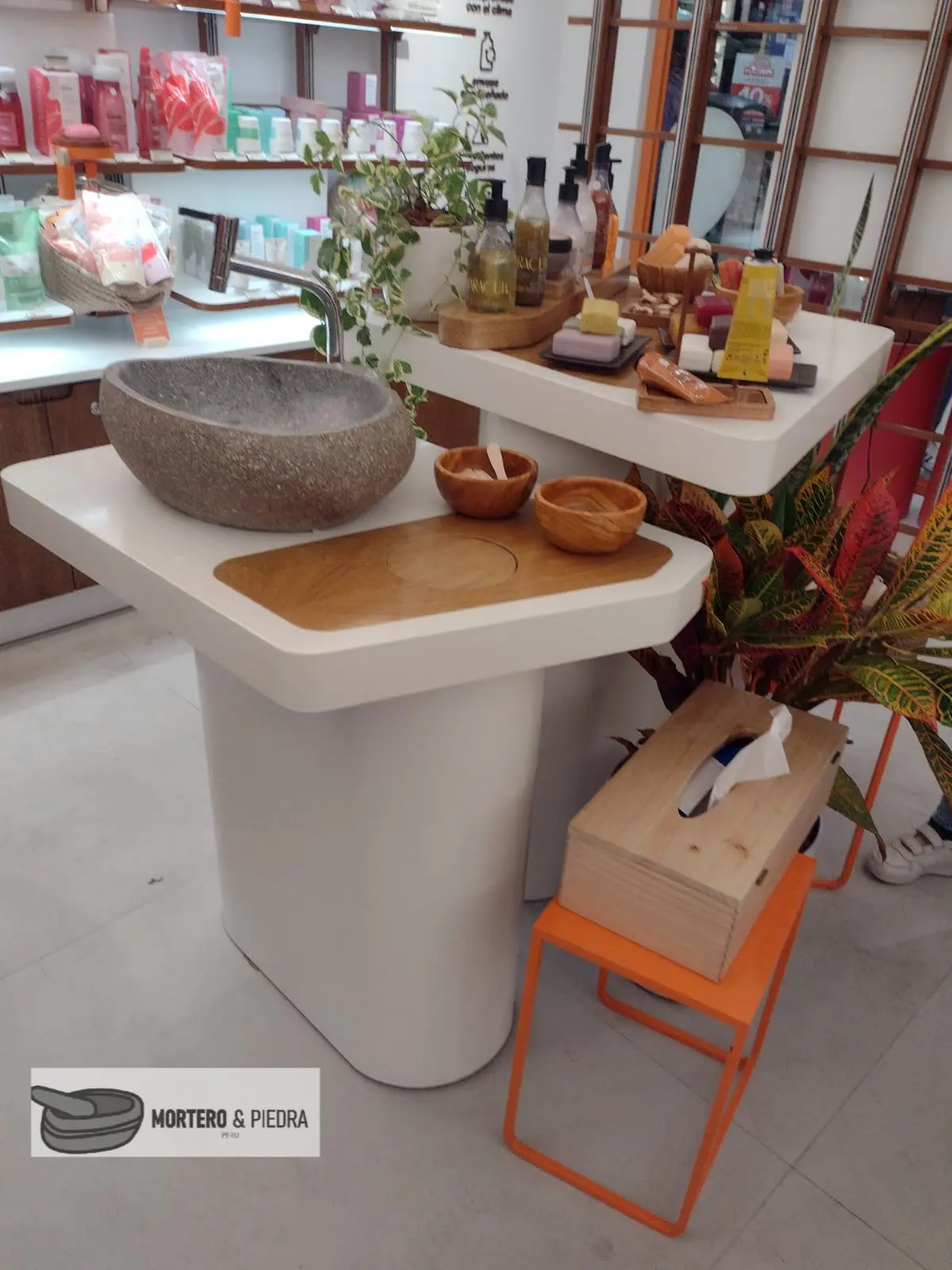 Aplicación de sellador protector en lavatorio de piedra rústica para evitar manchas y humedad.